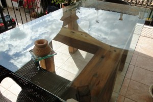 mesa exterior en madera de travesas d tren castaño